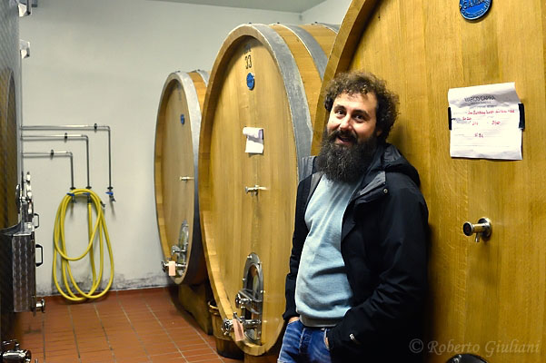 Marco Capra nella sua cantina di Santo Stefano Belbo