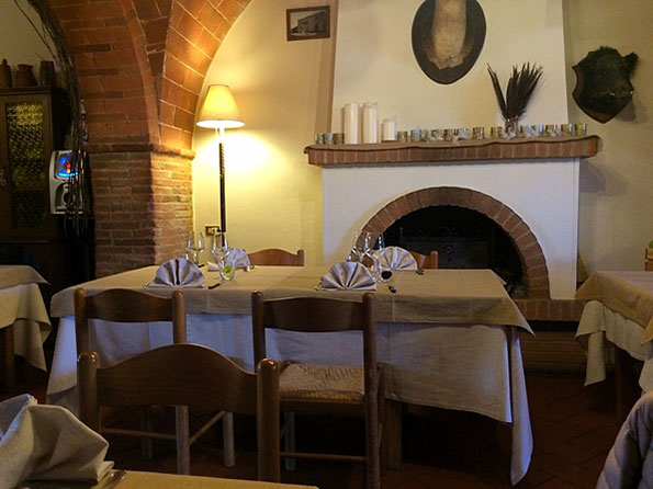 Tavola apparecchiata in sala