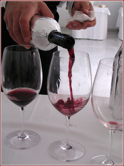 Il vino viene versato nel calice