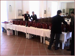 Le bottiglie coperte per la degustazione