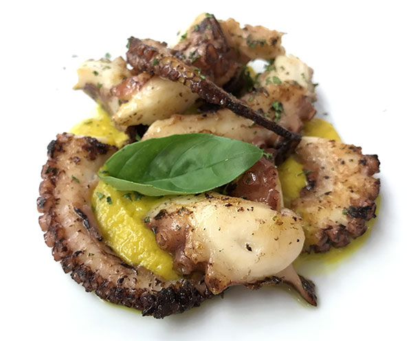 Polpo scottato, con paprika e crema di peperoni gialli