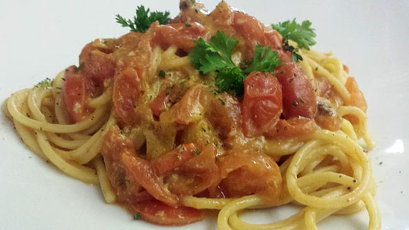 Spaghetti con pomodorini e ricci di mare