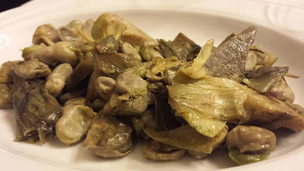 Favette e carciofi dell'orto dell'agriturismo