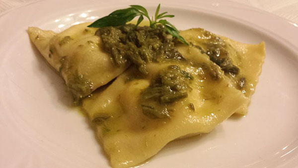 Ravioli di pasta fresca con asparagi