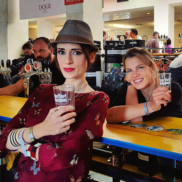 Hilary e Valentina allo stand del Birrificio Lariano