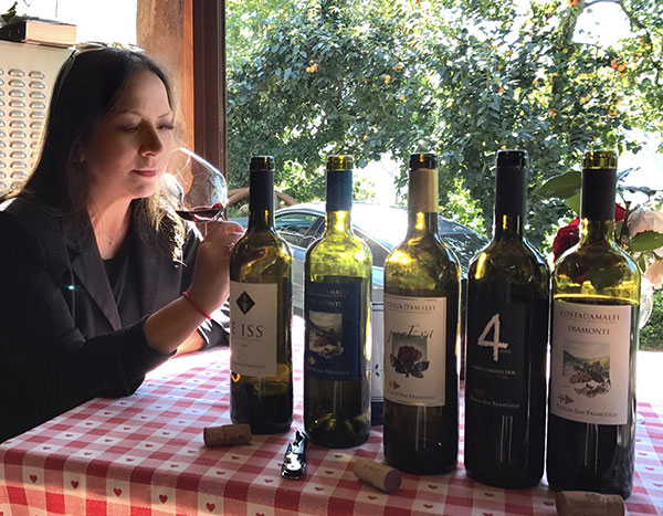 Carmen Guerriero mentre degusta i vini