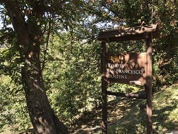 Cartello all'entrata della Tenuta San Francesco