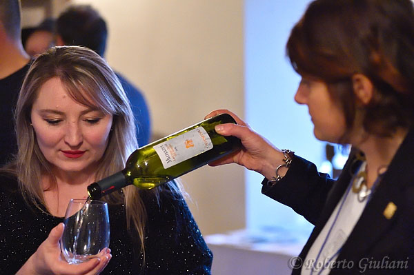 Fosca Tortorelli versa il vino