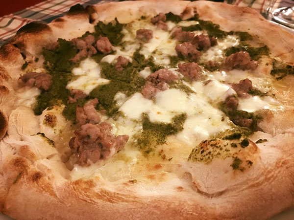 Pizza con Crema di Broccolo Aprilatico Presidio Slow Food, salsiccia artigianale di Tramonti, Fior di latte e olio extravergine Koinè di Maiorano