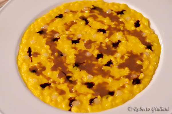 Risotto Carnaroli, zafferano, midollo, cedro e liquirizia salata