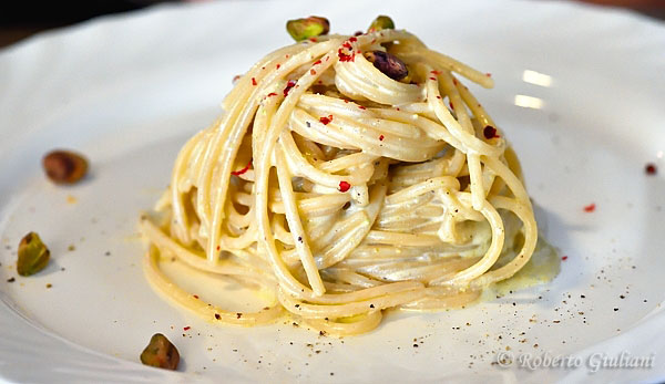 Spaghetti trafilati al bronzo con pesto di ricotta di capra e pistacchi