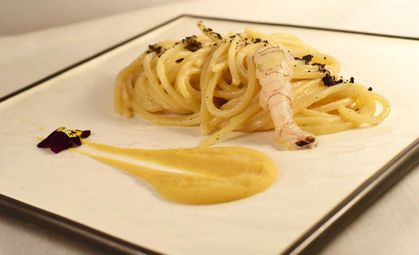 Spaghettoni aglio nero e olio, canocchie e fagioli