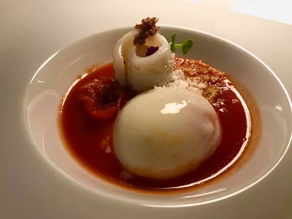 Uovo 62 gradi, calamaro e pomodorini del Piennolo 