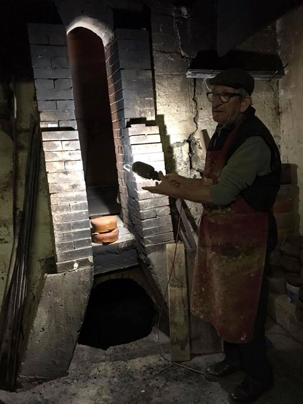 Antonio Samarelli e l'antica fornace a bucce di mandorla
