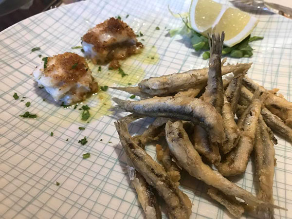 Involtino di pesce bandiera con provola al profumo di limone e alici fritte