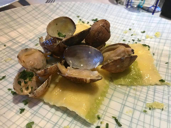 Ravioli di pasta fresca con buccia di limone gialla e verde, ripieni di ricotta dei Monti Lattari, con vongole