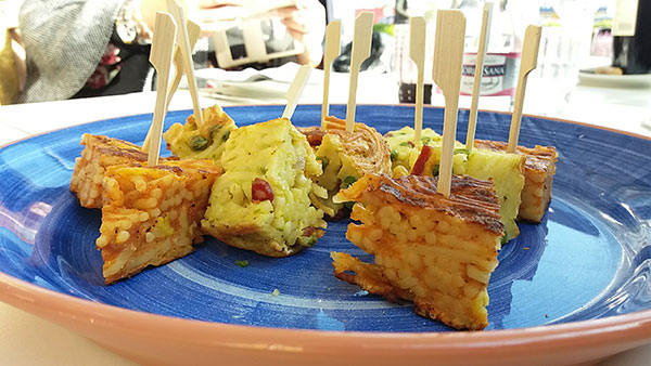 Le frittate di pasta preparate dallo chef Vincenzo Guarino