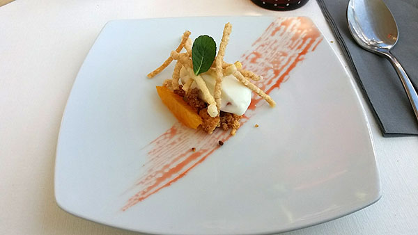 gelato preparato con latte di bufala, riduzione di succo d’arancia, guarnito con spaghetti soffiati