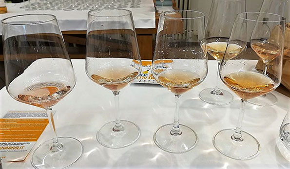 Bicchieri con i vini di Cavalchina