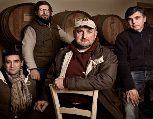 Riccardo Franzoni (sulla cadrega) e il suo staff