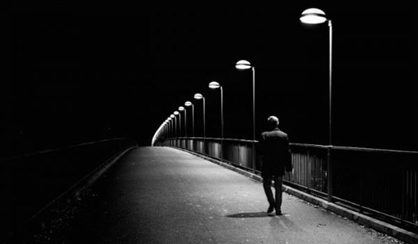 Solo in una strada deserta