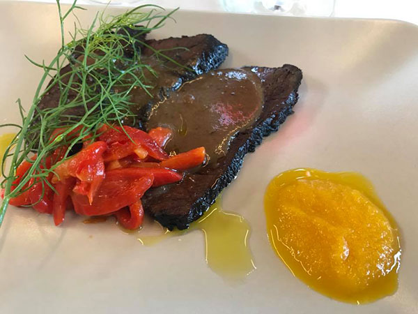 Brasato con salsa al Sangiovese, con peperoni arrosto al profumo di menta fresca