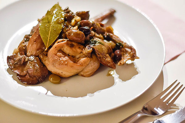 Coniglio alla ligure nel piatto