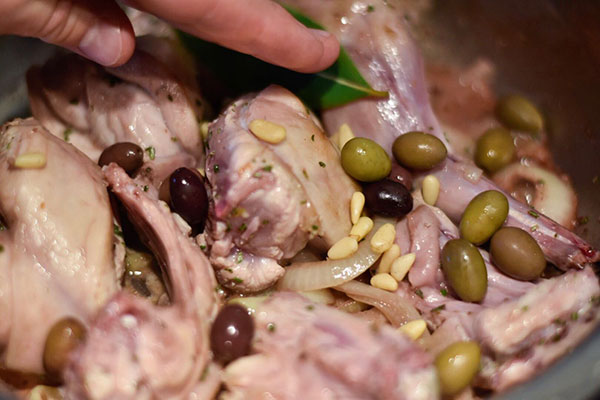 particolare del coniglio alla ligure