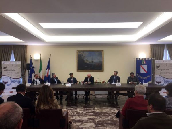 Da sinistra verso destra: Antimo Caputo (imprenditore), Alessandro Scorsone (sommelier AIS), Maurizio Teti (direttore VitignoItalia), Vincenzo De Luca (presidente Regione Campania), Giorgio Dell'Orefice (giornalista Il Sole24Ore), Luciano Pignataro (giornalista Il Mattino)