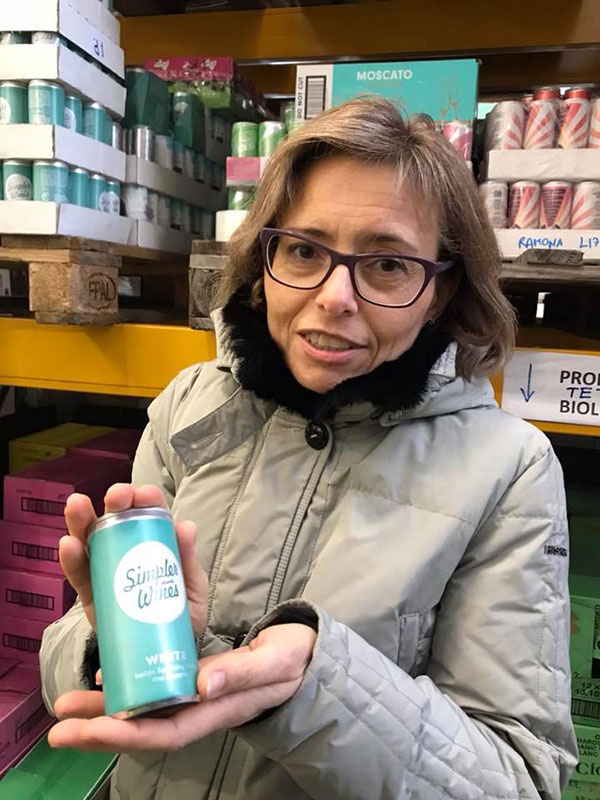 La signora Sgarzi con una lattina di vino aziendale