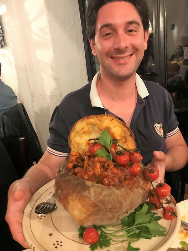 Frank Maglio con il pane scavato con pomodorini e polipetti al Vecchio Frantoio di Laterza