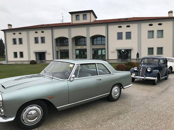 Auto d'epoca all'ingresso dell'azienda Umberto Cesari