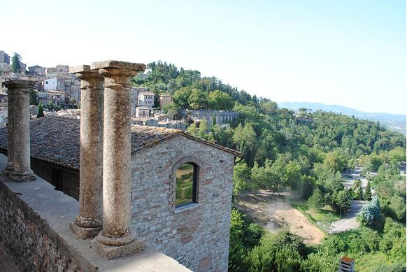 Il panorama dal balcone in pietra del Nido dell'Aquila