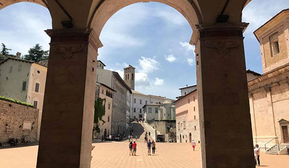 dal colonnato del Duomo di Spoleto