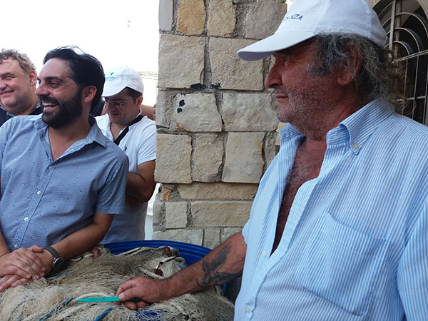 A sinistra Gianluca D'Uva, a destra uno dei pescatori
