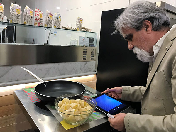 Beppe Vessicchio mentre cerca la frequenza musicale per la cottura della pasta