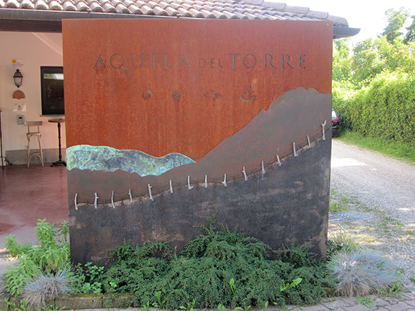 Opera in ferro all'ingresso aziendale