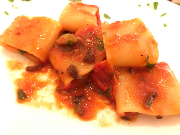 Mezzo pacchero di Gragnano alla salsa alla puttanesca della resident chef