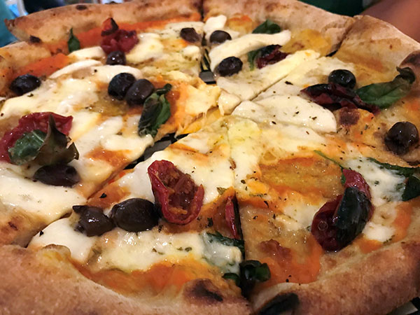 La Zuccona: crema di zucca, provola affumicata DOP, pomodorini, semi dry con colatura alici di Cetara e olive