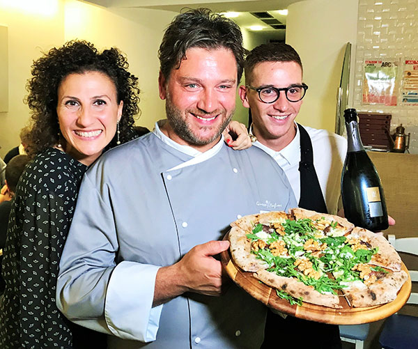 Giuseppe Maglione presenta con orgoglio una sua pizza
