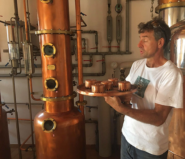 Alessandro Poli con i piatti di condensazione