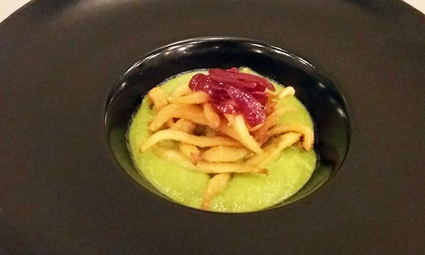 Strips di seppia panate alla nduia su crema di zucchine con cipolla caramellata