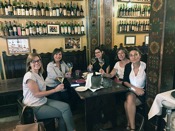 Sabrina Tedeschi, Presidente Famiglie dell'Amarone, con le giornaliste Carmen Guerriero, Aurora Pullara, Elena Caccia e Giulia Farina