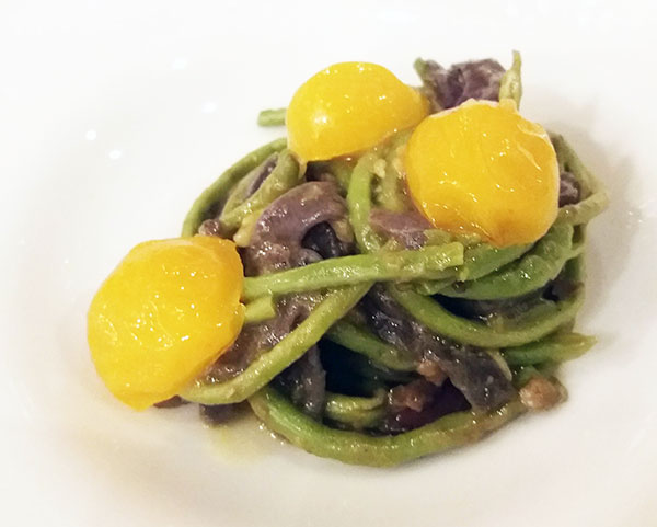 Tagliolini alla canapa con fagiolini serpente e pomodoro giallo