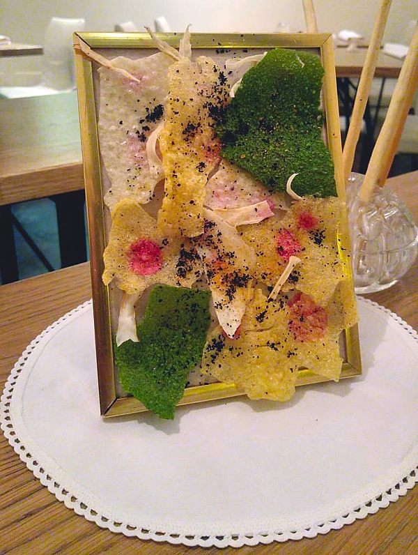 Cornice di cialde e chips di verdure e cereali