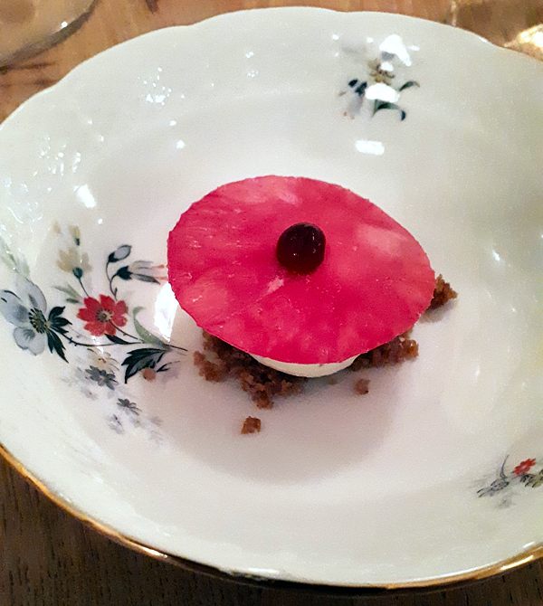 Tortina speziata, ganache ai limoni di Persia, rapa bianca al lampone e salsa di soia