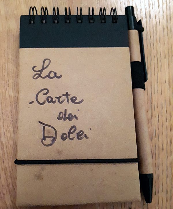 La carta dei dolci, scritta a penna, un tocco di allegria...