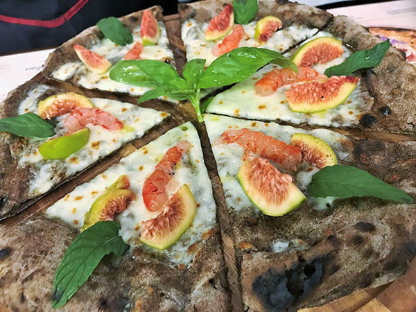 Pizza gamberi e fichi con impasto al caffè