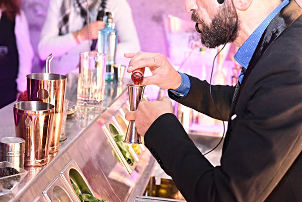 Pier Vincenzo Migliaro mentre prepara il cocktail che vincerà il primo premio
