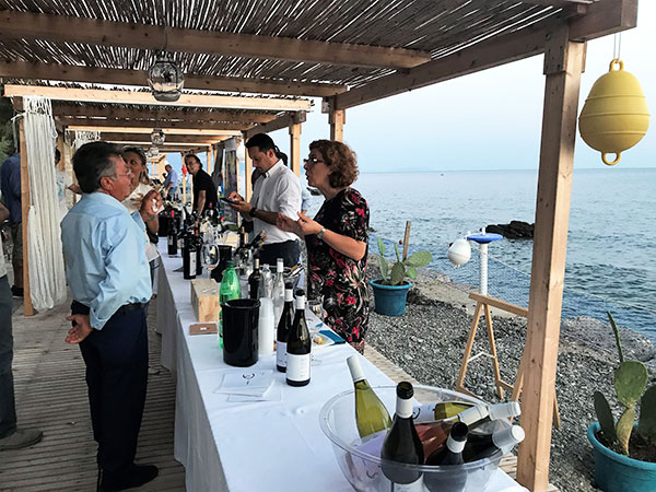 Stands sulla spiaggia del Karibù Club